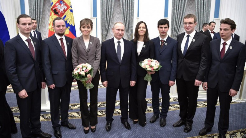 Путин вручил молодым ученым президентские премии в области науки и инноваций