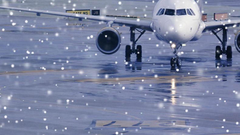 В аэропорту Воронежа самолет застрял в снегу