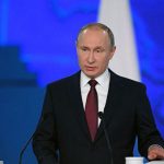 Путин поручил разработать программу поддержки популярной молодежной музыки