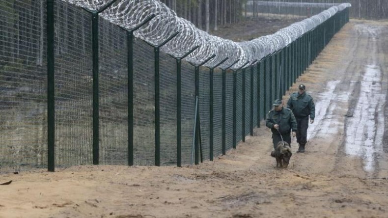 Латвия построила забор на границе с Россией