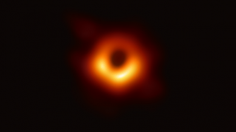Сделана первая в истории науки фотография черной дыры