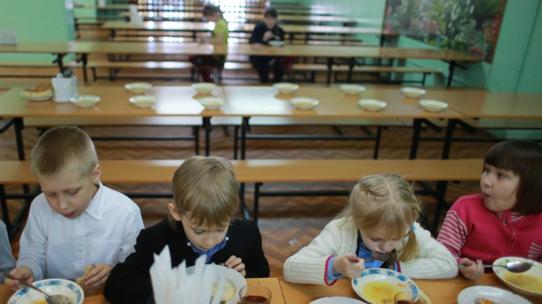 Госдума хочет накормить всех младшеклассников горячими обедами