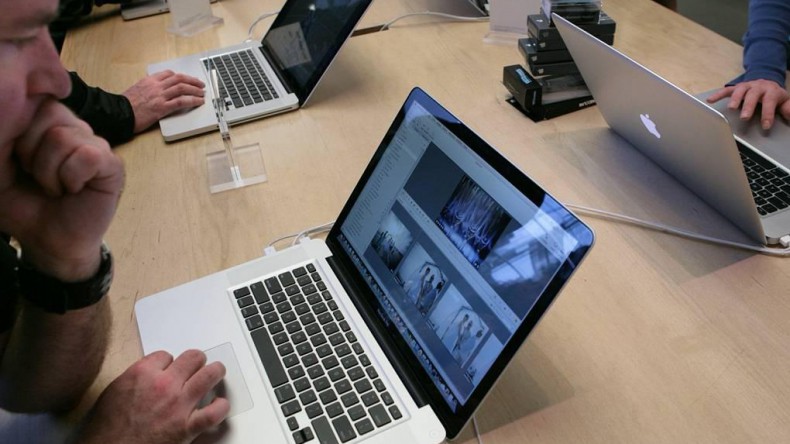 В США запретили брать на борт самолетов некоторые ноутбуки MacBook Pro