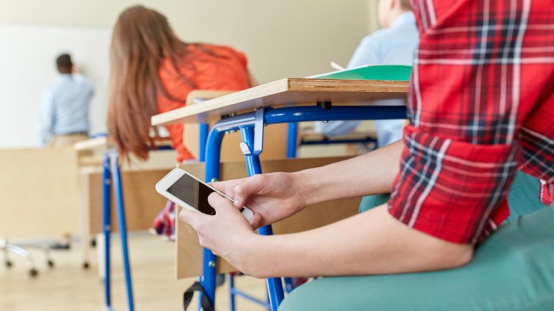 В школах ограничат использование мобильных телефонов