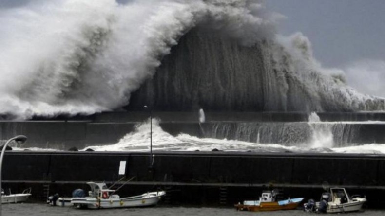 В Японии продолжает свирепствовать тайфун Факсай
