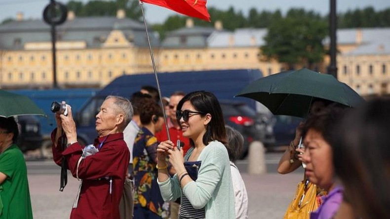 Китайские туристы тратят деньги на российский янтарь
