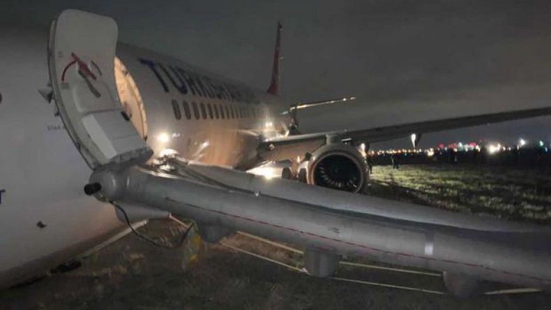 Турецкий пассажирский самолёт совершил аварийную посадку в Одессе
