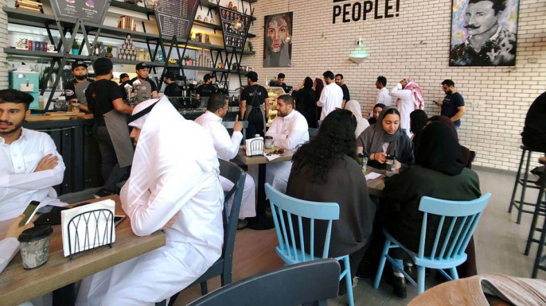 В Саудовской Аравии отменили отдельные входы для мужчин и женщин в ресторанах и кафе