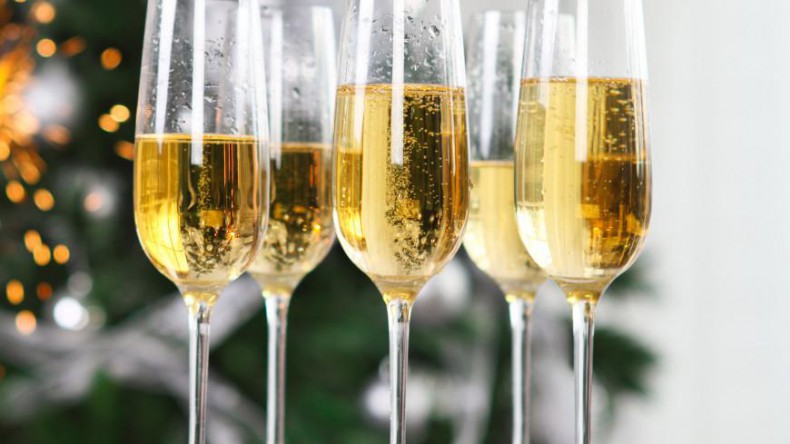Стали известны российские регионы-лидеры потребления шампанского в Новый год