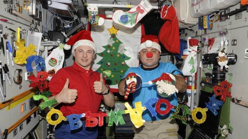 Российские космонавты с МКС пожелали землянам в новом году укреплять дружбу