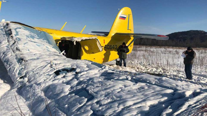 В Магадане частный самолёт Ан-2 совершил жёсткую посадку