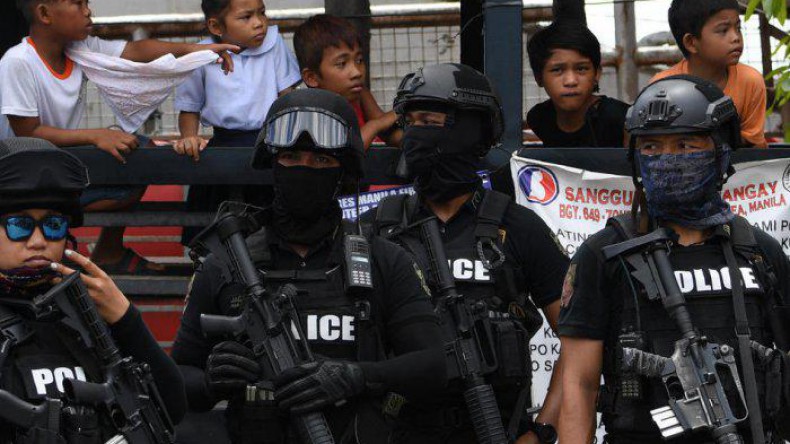 На Филиппинах мужчина захватил заложников в торговом центре