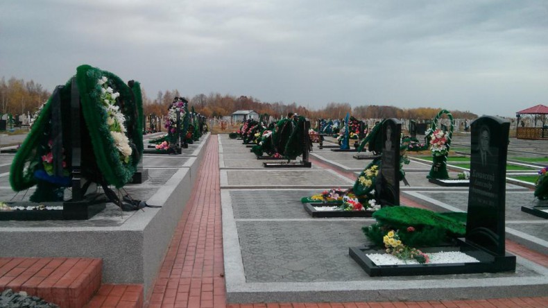 Жители Хабаровска, нарушая самоизоляцию, устремились на кладбища