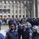 Во Владикавказе протестующие против самоизоляции закидали полицейских камнями