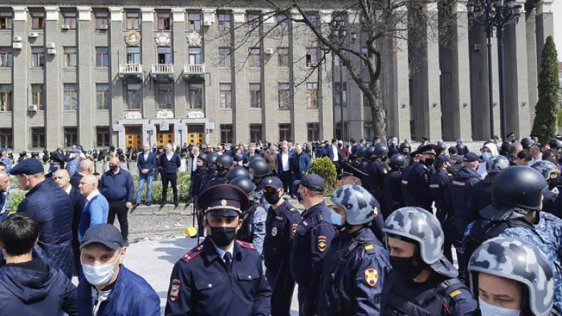 Во Владикавказе протестующие против самоизоляции закидали полицейских камнями