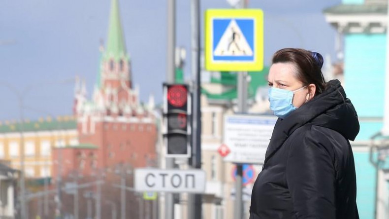 Сегодня в Москве стало обязательным требование носить маски и перчатки
