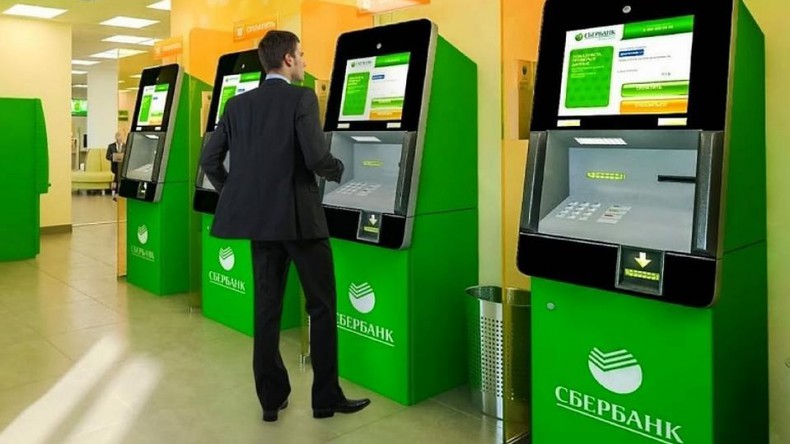 Сбербанк стал брать комиссию за переводы через банкомат