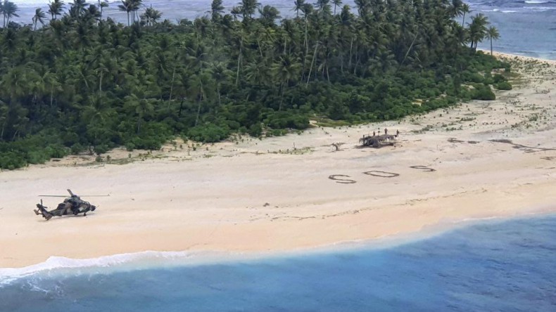 Благодаря надписи SOS на песке на необитаемом острове нашли троих моряков