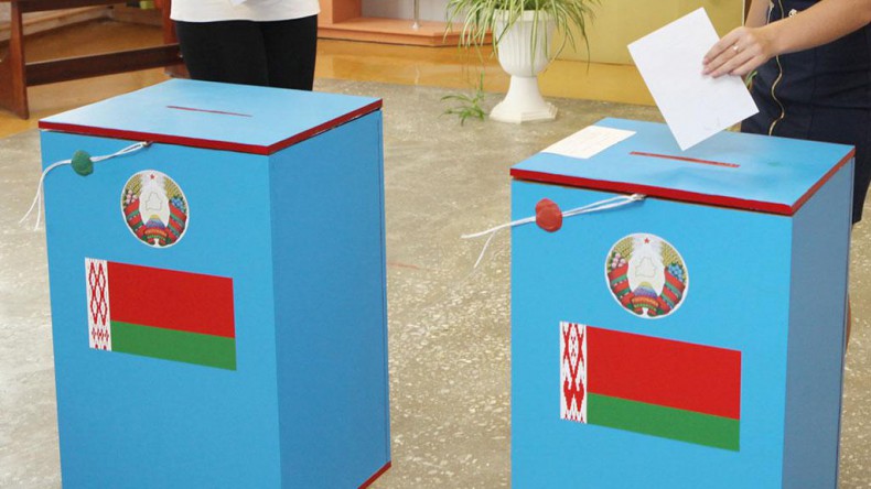 На досрочных выборах в Белоруссии зарегистрировано более 3000 нарушений