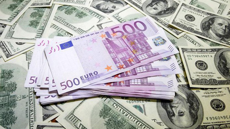 Доллары и евро положат под матрасы