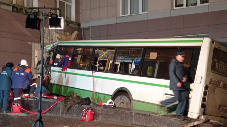 В Великом Новгороде автобус врезался в здание университета