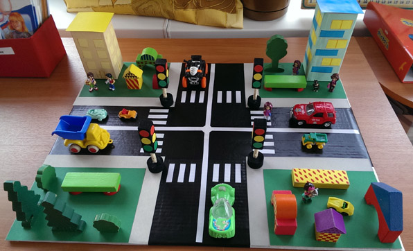 Учащиеся Технического лицея сделали новогодние игрушки на тему безопасности дорожного движения